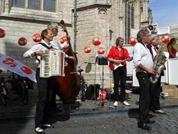 Huisorkest Spic ’n Span zorgde met mooie muziek voor een extra feestelijke sfeer